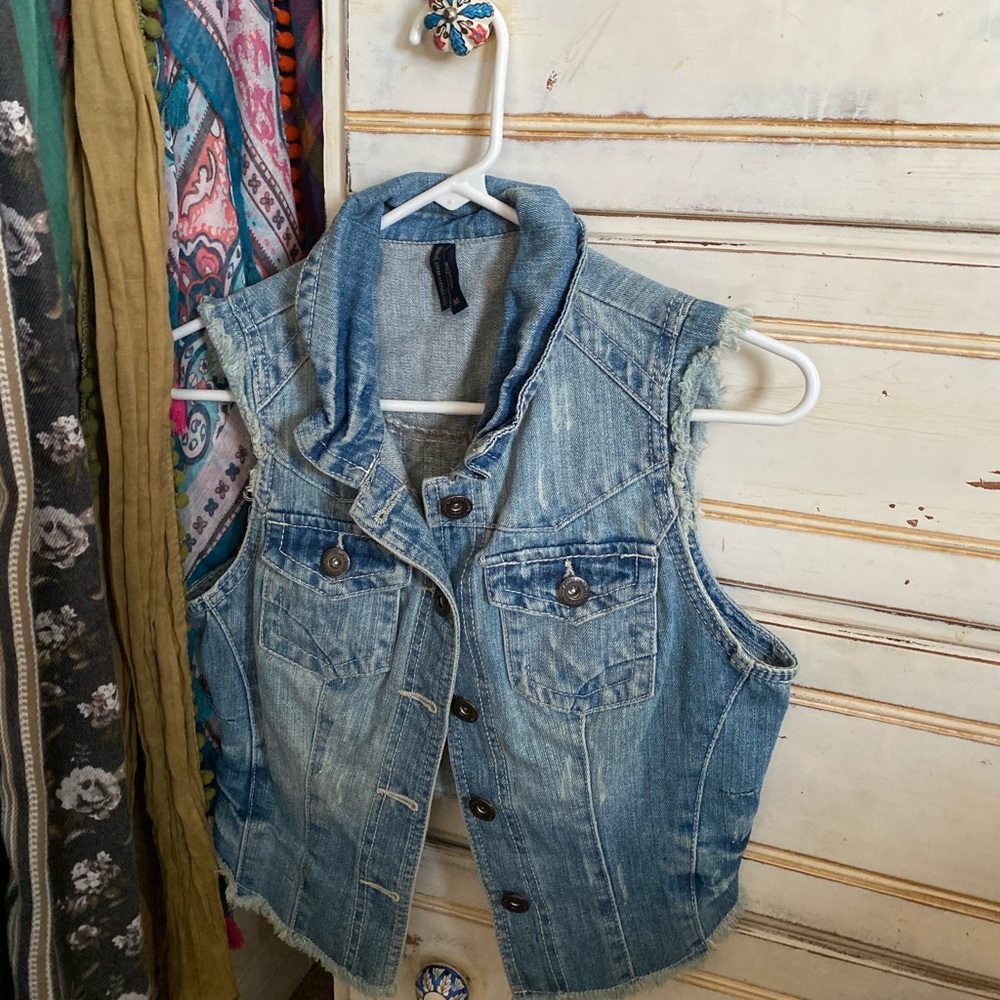 Distressed cropped denim jacket